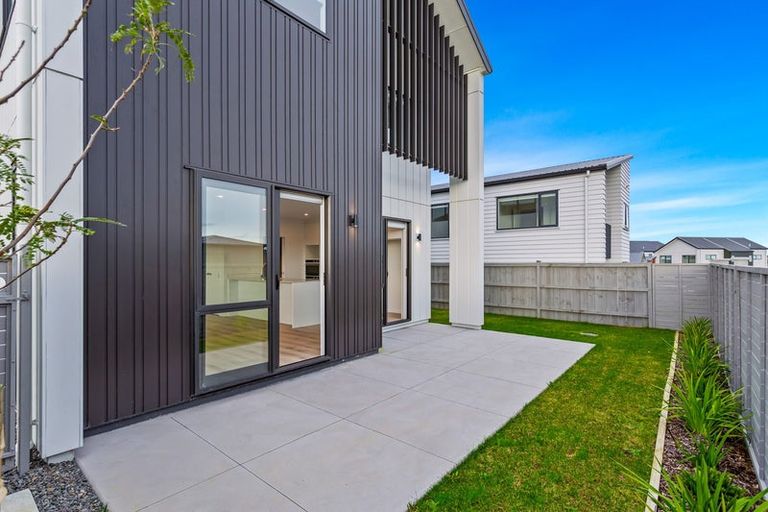 Photo of property in 20 Port Way, Rosehill, 2113