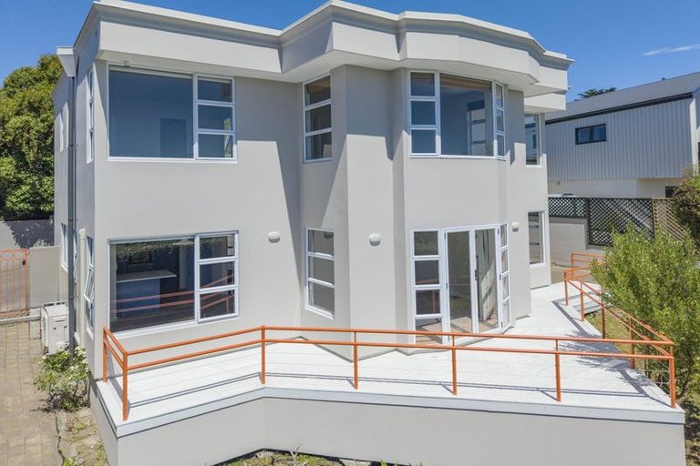 Photo of property in 2/5a Madeley Road, Mount Pleasant, Christchurch, 8081