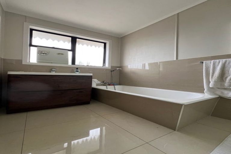 Photo of property in 17 Bradbury Road, Botany Downs, Auckland, 2010