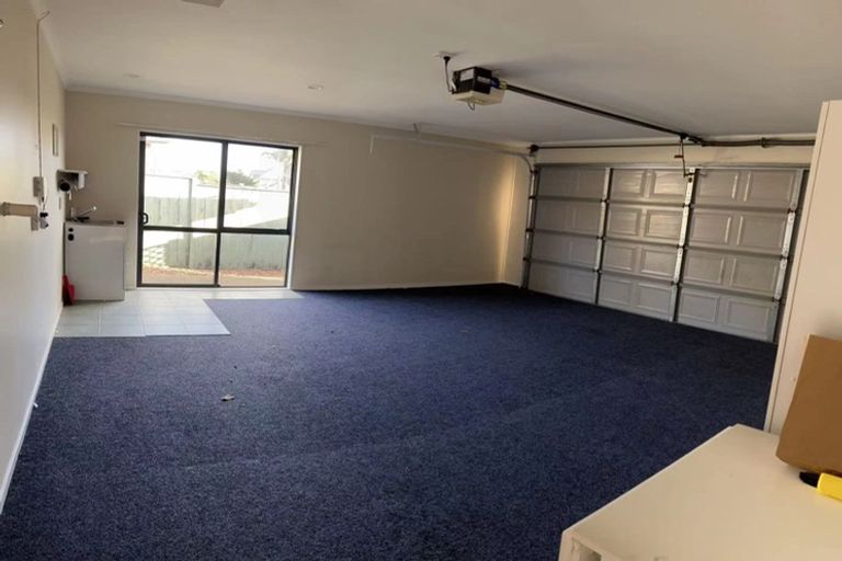 Photo of property in 16 Middlefield Drive, East Tamaki Heights, Auckland, 2016