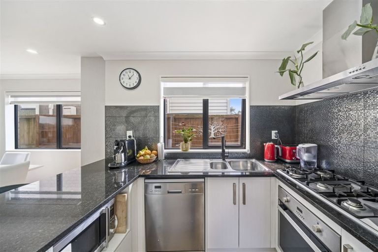 Photo of property in 93 Naylors Drive, Mangere, Auckland, 2022