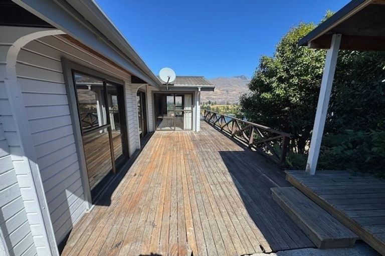Photo of property in 11 Earnslaw Terrace, Queenstown, 9300