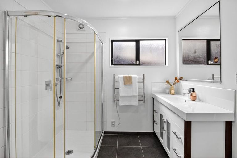 Photo of property in 11 Longview Rise, Massey, Auckland, 0614