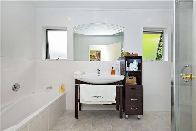 Photo of property in 25 Meadowvale Avenue, Forrest Hill, Auckland, 0620