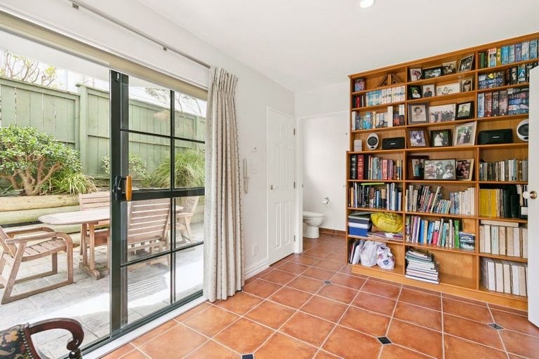 Photo of property in 16a Hobson Street, Thorndon, Wellington, 6011