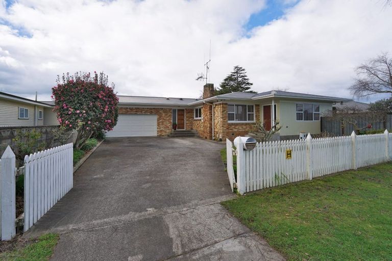 Photo of property in 2 Dover Road, St Andrews, Hamilton, 3200