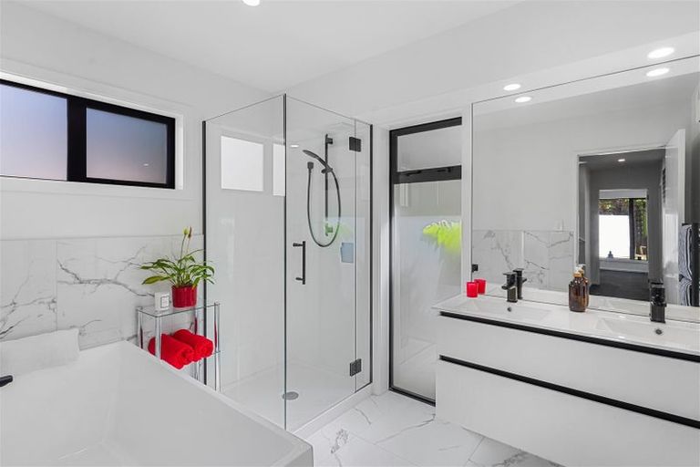 Photo of property in 2/11 Belleview Terrace, Mount Pleasant, Christchurch, 8081