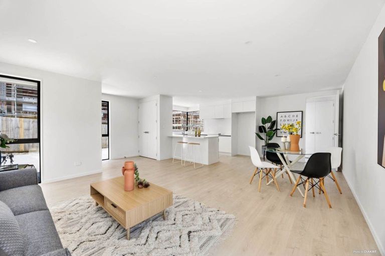 Photo of property in 3/101 Hobsonville Road, West Harbour, Auckland, 0618