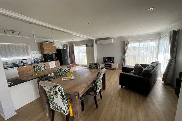 Photo of property in 15 Doone Place, Massey, Auckland, 0614