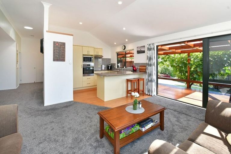 Photo of property in 4 Grovenor Drive, Orewa, 0931