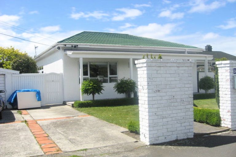 Photo of property in 35 Sandwich Road, Beckenham, Christchurch, 8023