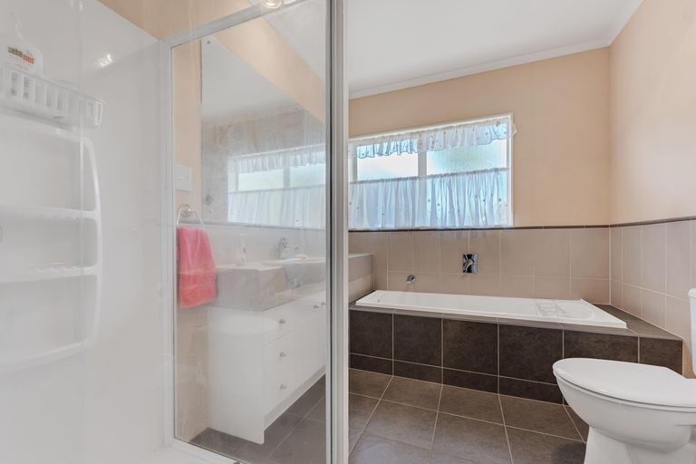 Photo of property in 48 Aberdeen Crescent, Wattle Downs, Auckland, 2103