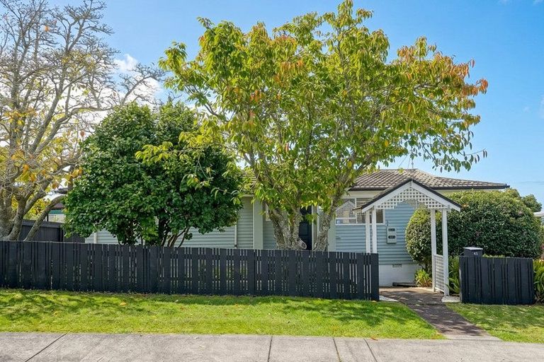 Photo of property in 41 Spence Road, Henderson, Auckland, 0612