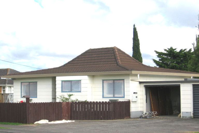 Photo of property in 2/129 Bruce Mclaren Road, Henderson, Auckland, 0612