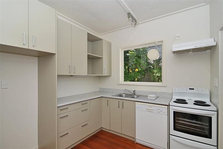 Photo of property in 35 Seaview Terrace, Northland, Wellington, 6012