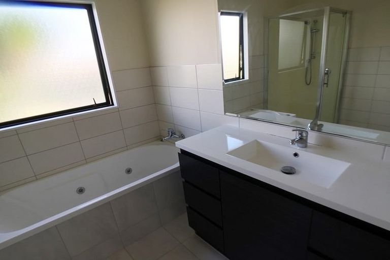 Photo of property in 32 Riverstone Road, Te Atatu Peninsula, Auckland, 0610