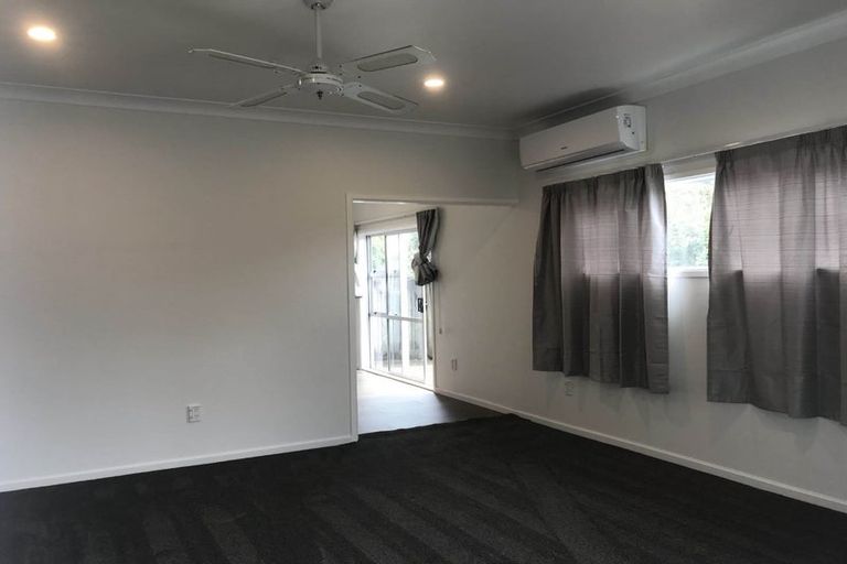 Photo of property in 2/460 East Coast Road, Windsor Park, Auckland, 0630