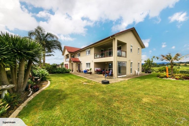 Photo of property in 32 Red Hills Road, Massey, Auckland, 0614
