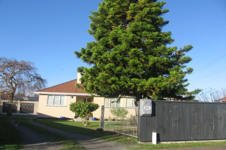 Photo of property in 25 Exeter Crescent, Takaro, Palmerston North, 4412