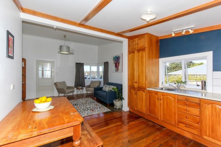Photo of property in 186 Seaview Road, Westown, New Plymouth, 4310