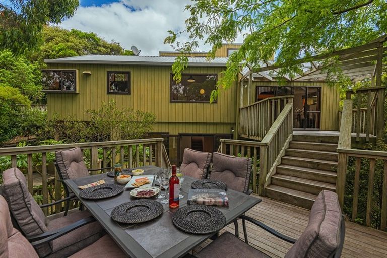 Photo of property in 28 Springdale Grove, Fitzherbert, Palmerston North, 4410
