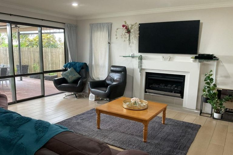 Photo of property in 16 Keating Rise, Northcross, Auckland, 0632