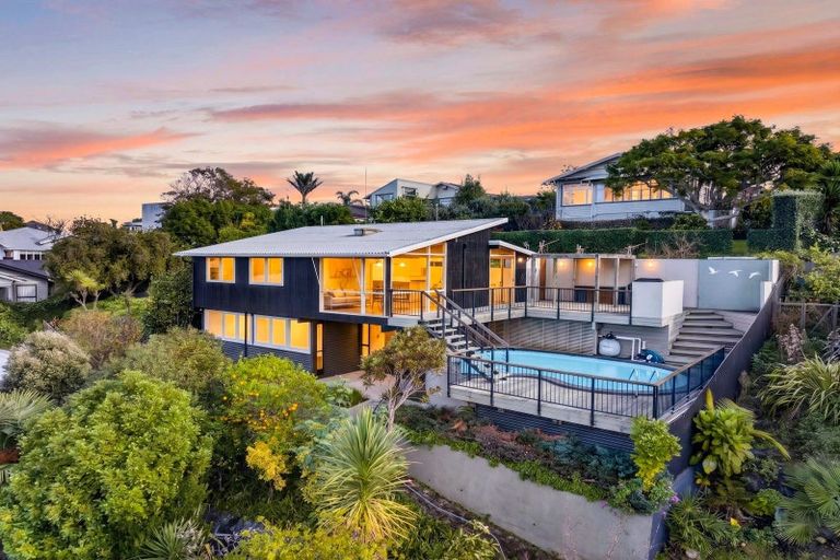 Photo of property in 17 Spencer Road, Hospital Hill, Napier, 4110
