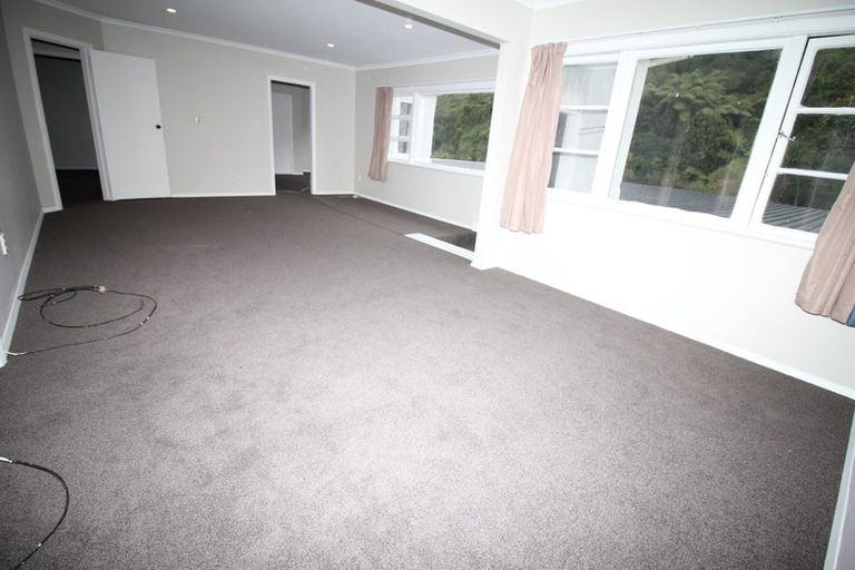 Photo of property in 52 Newlands Road, Newlands, Wellington, 6037