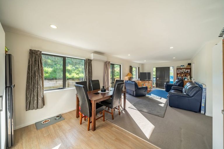 Photo of property in 94 Sunstone Crescent, Timberlea, Upper Hutt, 5018