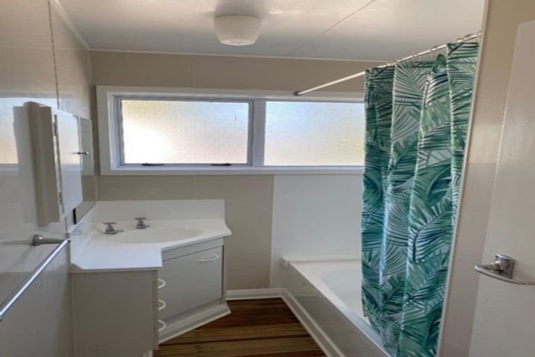 Photo of property in 18 Church Street, Waipawa, 4210