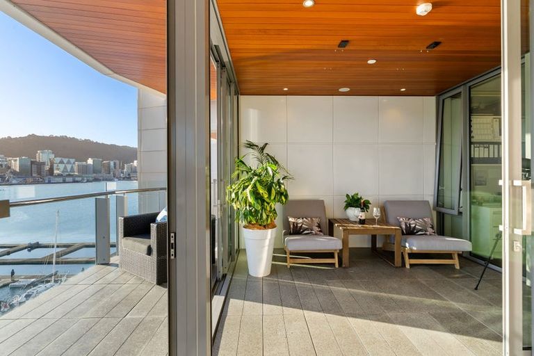 Photo of property in Clyde Quay Wharf, 3b/2 Clyde Quay Wharf, Te Aro, Wellington, 6011