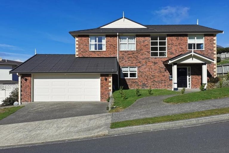 Photo of property in 24 Tamworth Crescent, Newlands, Wellington, 6037