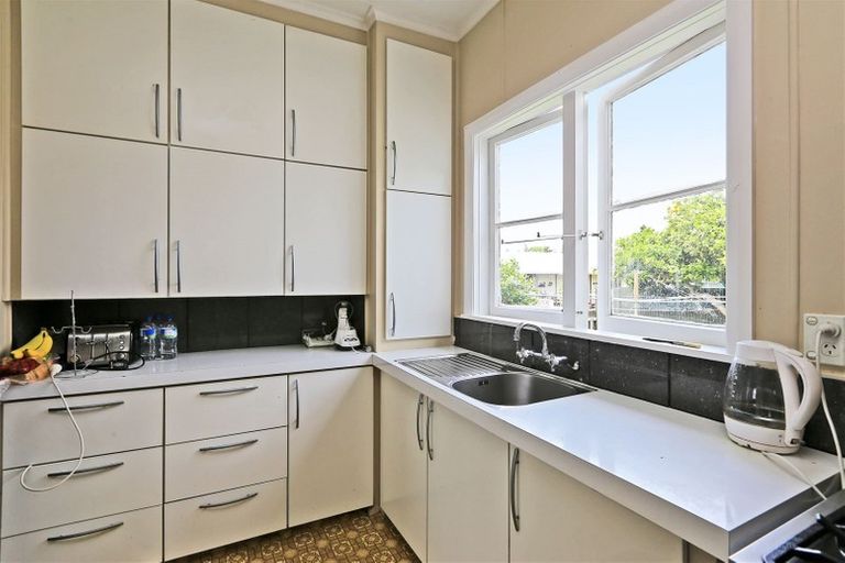 Photo of property in 1103 Heretaunga Street East, Parkvale, Hastings, 4122