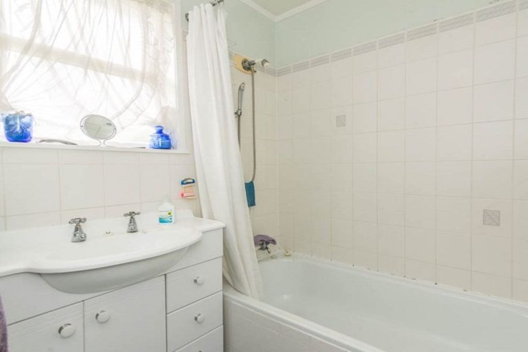 Photo of property in 3 Denyer Place, New Lynn, Auckland, 0600