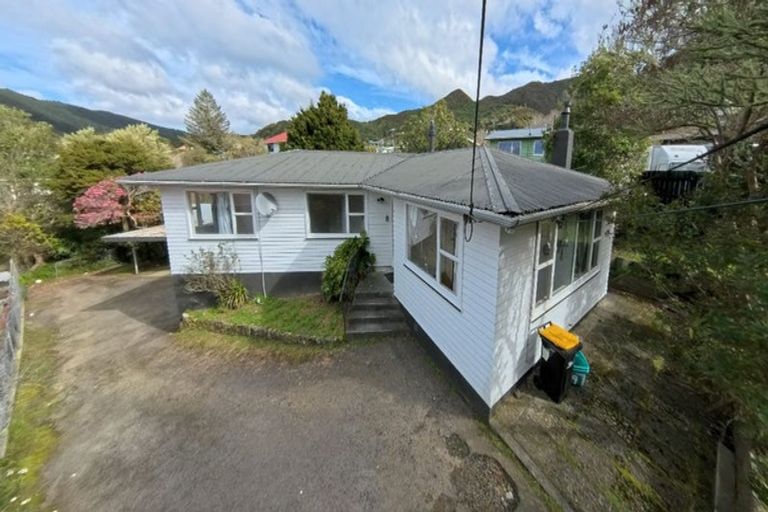 Photo of property in 19 Thurleigh Grove, Karori, Wellington, 6012