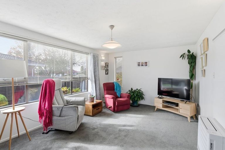 Photo of property in 2/1 Karnak Crescent, Russley, Christchurch, 8042