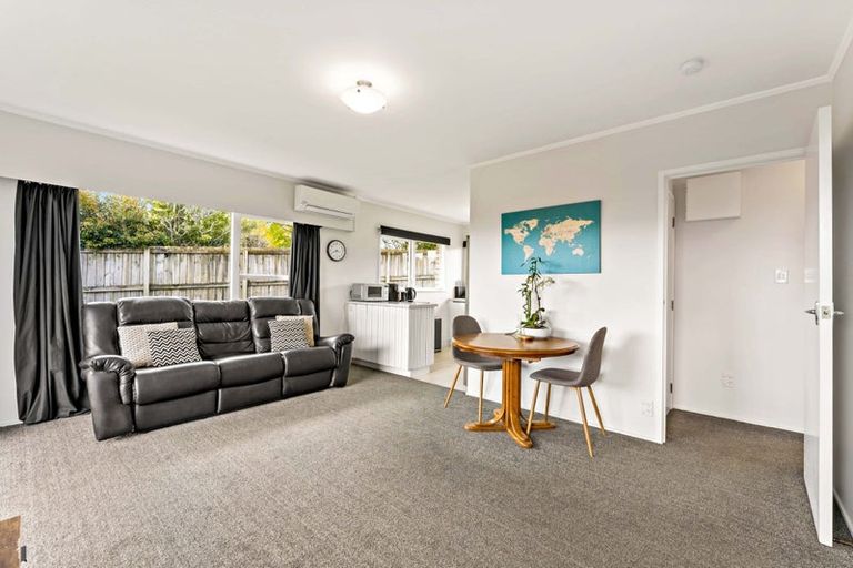 Photo of property in 1/6 Segedin Place, Glenfield, Auckland, 0629