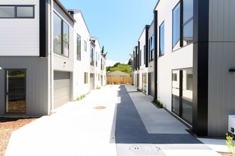 Photo of property in 2b Garner Place, Glenfield, Auckland, 0629