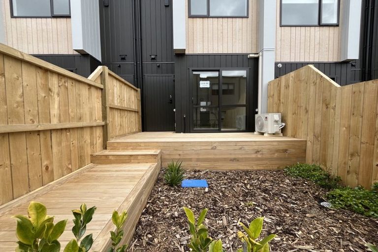 Photo of property in 5 Paetai Lane, Te Atatu Peninsula, 0610