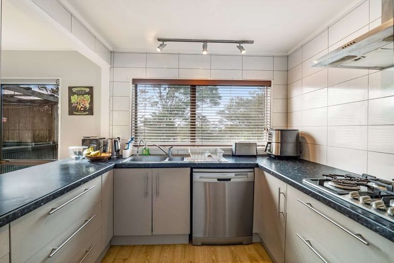 Photo of property in 10 Glen Vista Place, Bayview, Auckland, 0629