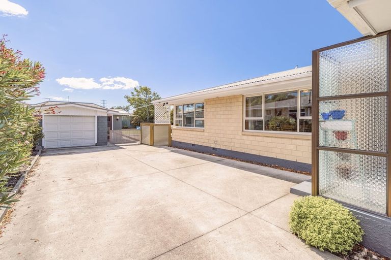 Photo of property in 6 Laing Crescent, Heathcote Valley, Christchurch, 8022