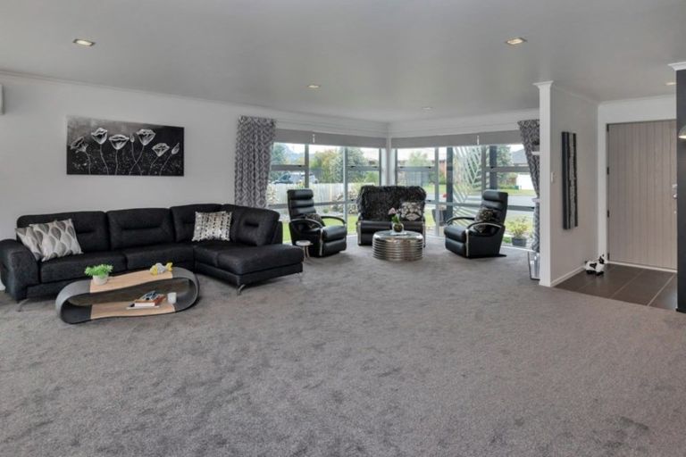 Photo of property in 18 Resolution Place, One Tree Point, 0118