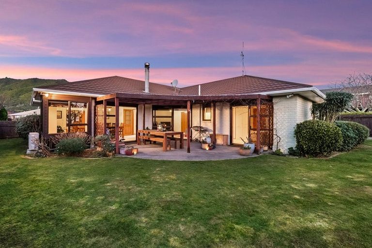 Photo of property in 8 Runanga Grove, Waikanae, 5036