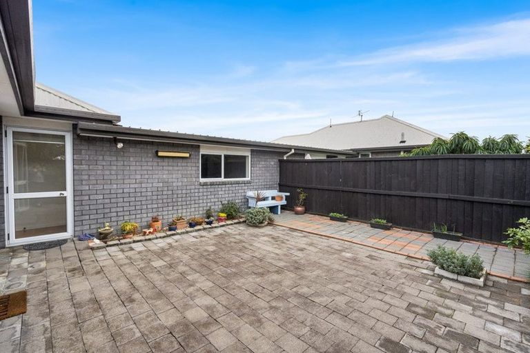 Photo of property in 10 Honeysuckle Place, Northcote, Christchurch, 8052