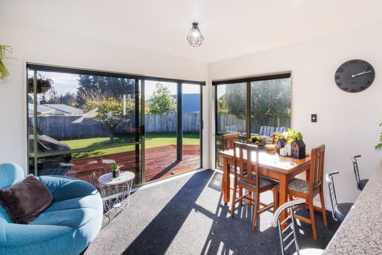 Photo of property in 5 Abby Road, Fitzherbert, Palmerston North, 4410