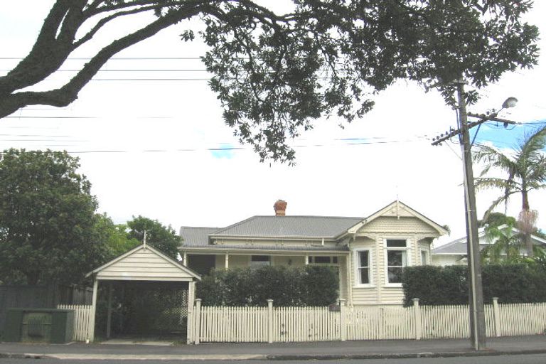 Photo of property in 9 Waterview Road, Stanley Point, Auckland, 0624