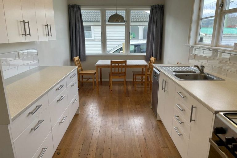 Photo of property in 211 Cambridge Terrace, Naenae, Lower Hutt, 5011