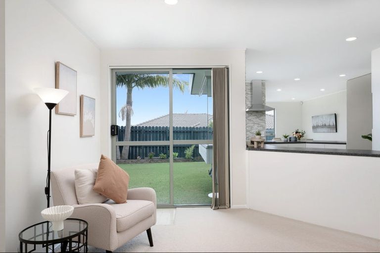 Photo of property in 28 Heversham Place, Glendene, Auckland, 0602
