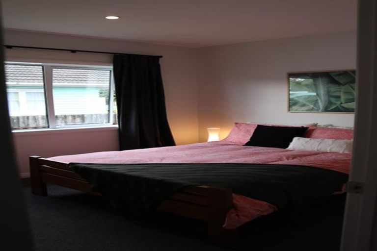 Photo of property in 22 Taikata Road, Te Atatu Peninsula, Auckland, 0610