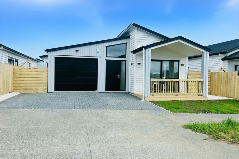Photo of property in 17 Cronshaw Road, Karaka, 2113